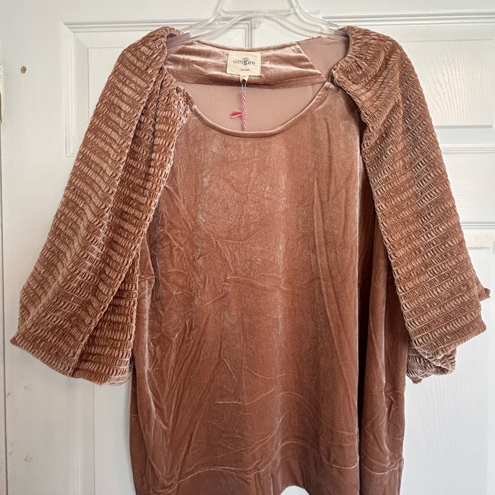 Umgee Blush Rose Velvet Front Dolman Sleeve Top NWT - Picture 2 of 7